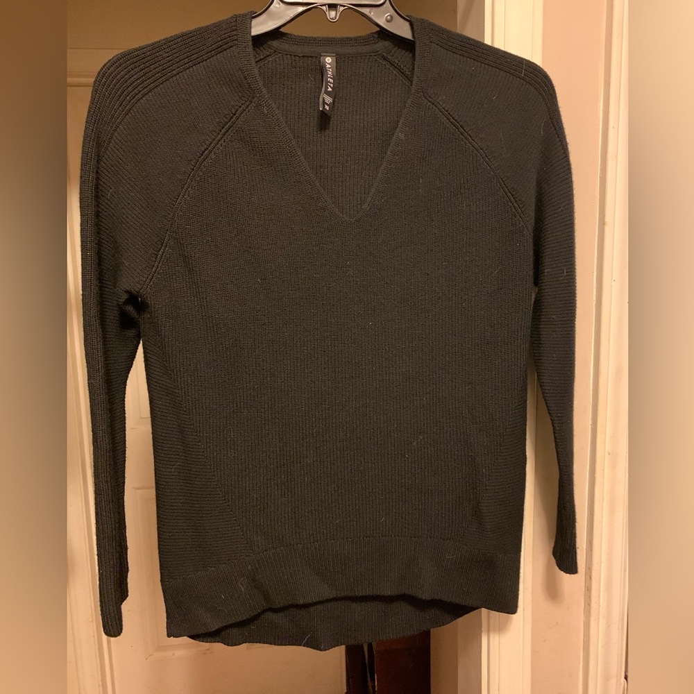 Athleta size‎ XS V neck sweater. Solid black.